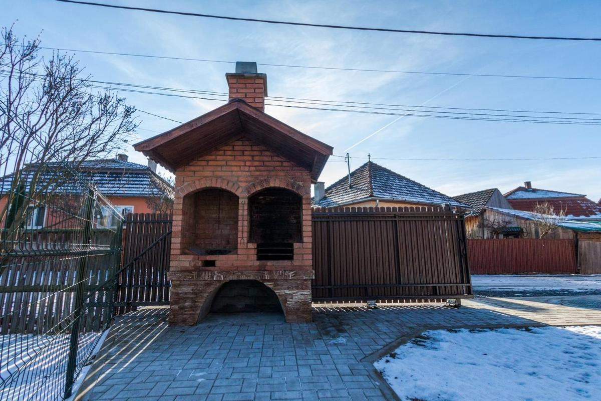 Вилла Eross Kulcsoshaz Lazarea Экстерьер фото