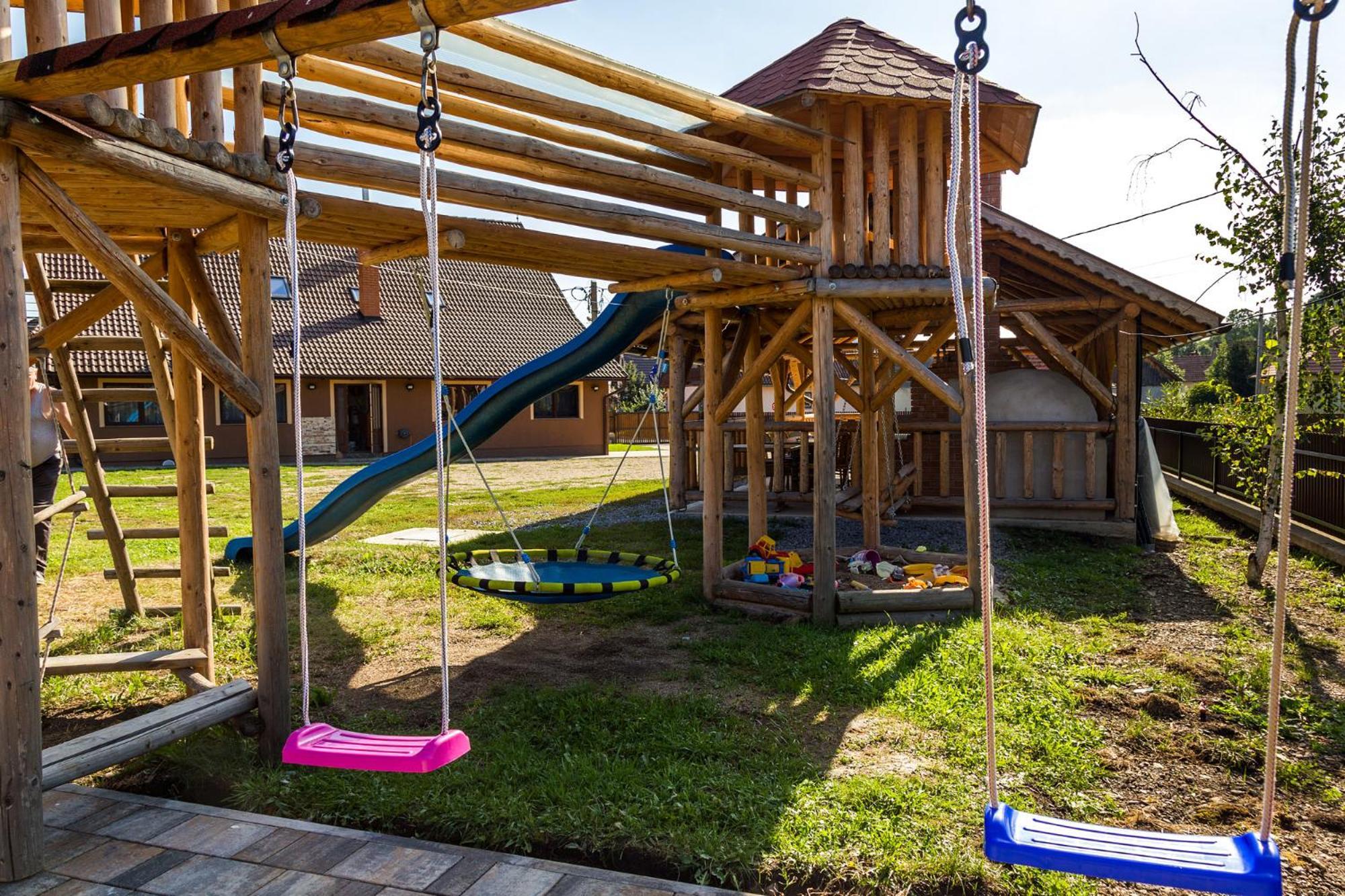 Вилла Eross Kulcsoshaz Lazarea Экстерьер фото